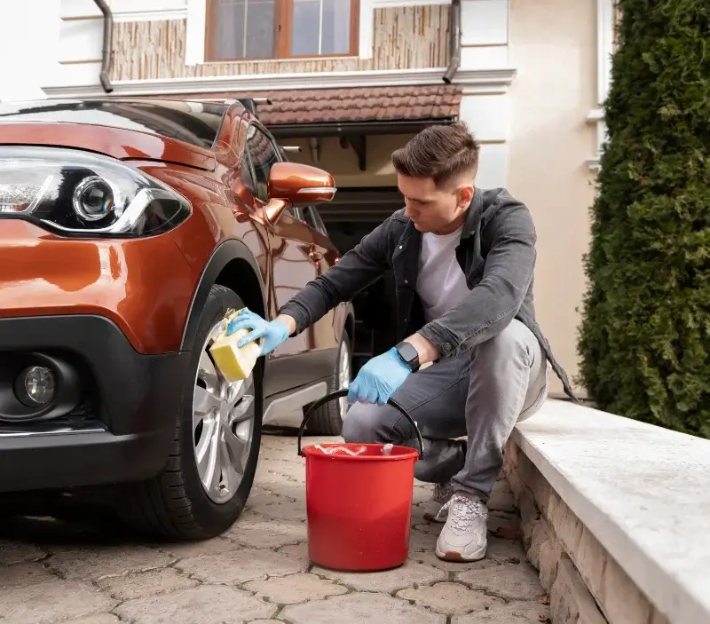 Lavage auto à domicile Oberhergheim : professionnel intervenant sur un véhicule